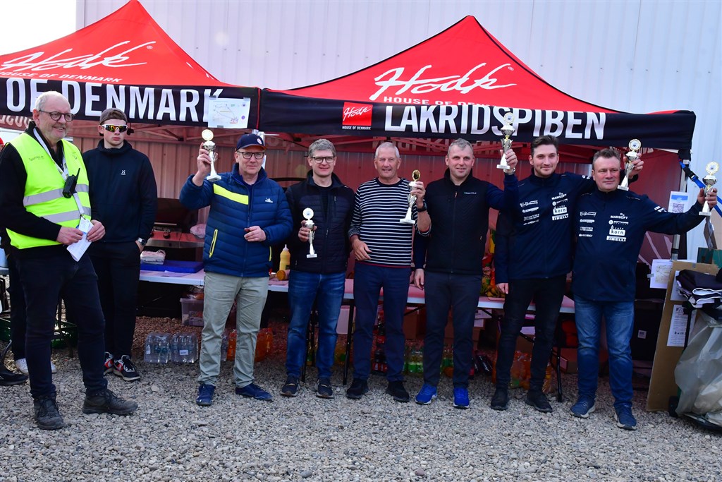 Løbsleder Michael Gøttrup med dagens vindere, Hyundai-trioen; Ib Kragh, Karsten Isaksen, Ole Frederiksen, Esben Hegelund samt Simon Vallentin og Peter Egholm.
(Foto: Morten Dam, Specialpressen)